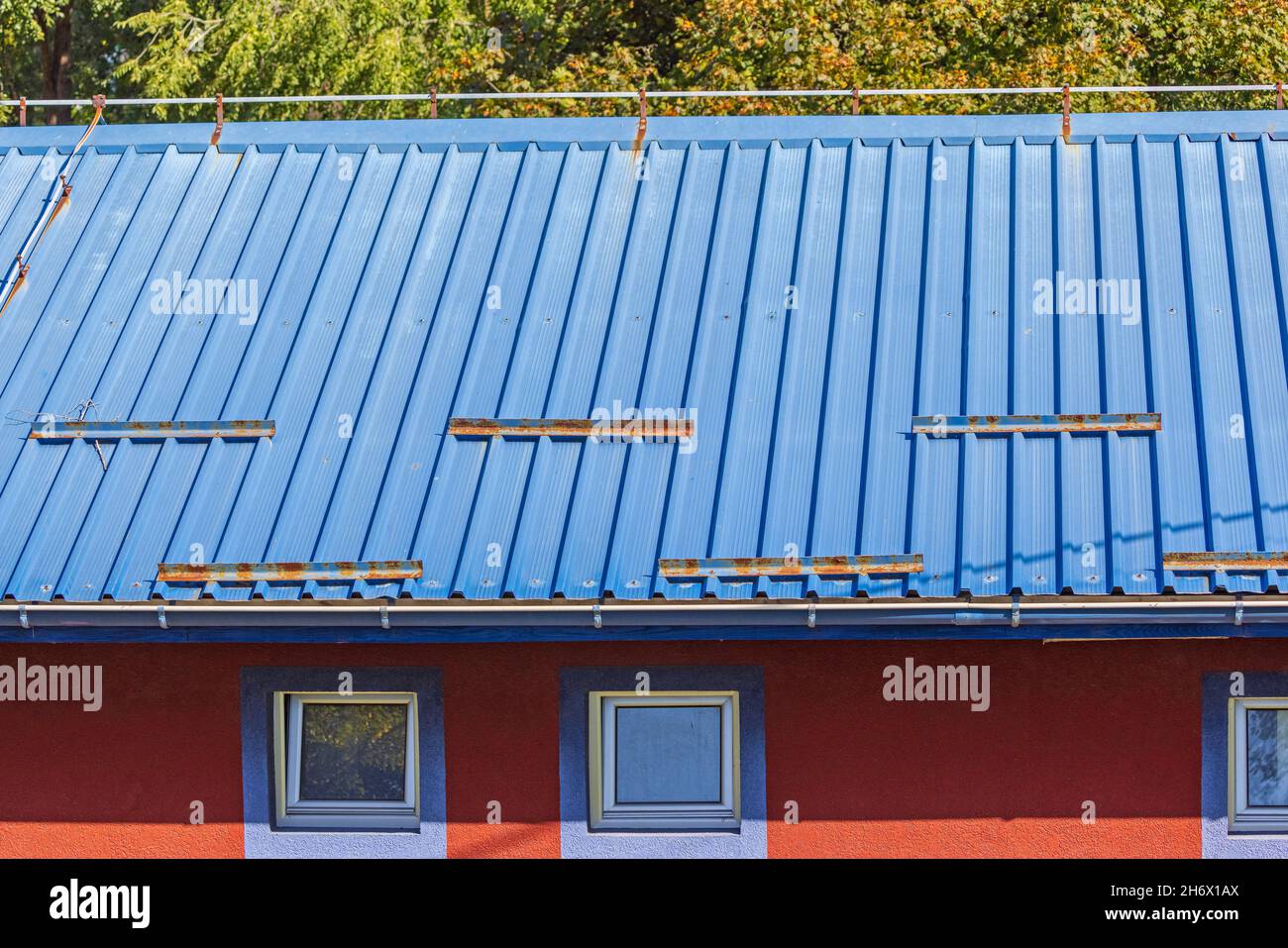 Rotaie di arresto della neve a Metal Roof sicurezza invernale Foto Stock
