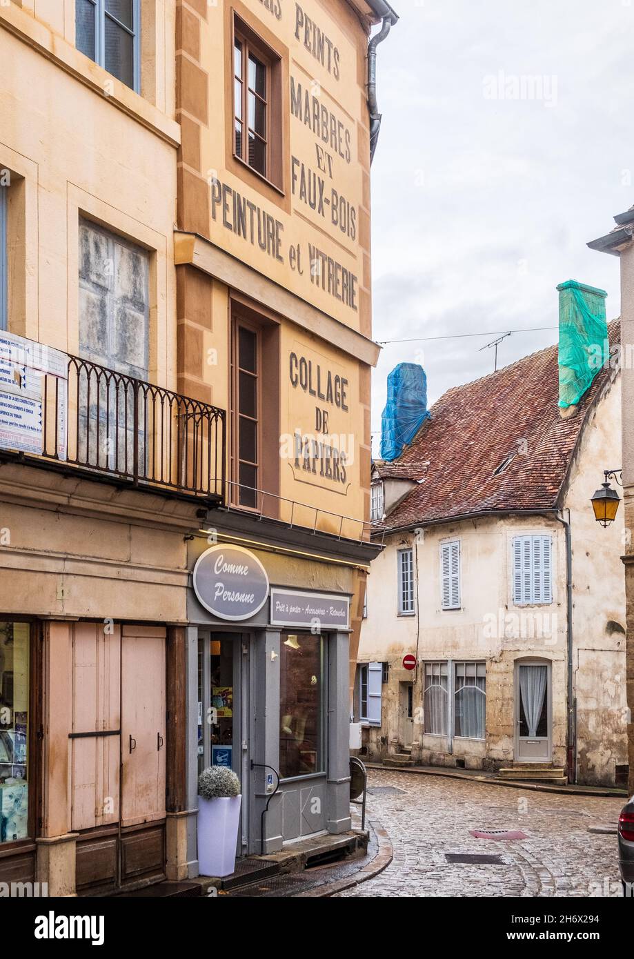 Appena fuori da Rue Buffon a Semur-en-Auxois si trova Rue du Vieux Marché, con caratteri attraenti sopra un negozio che ora è un negozio di abbigliamento. Foto Stock