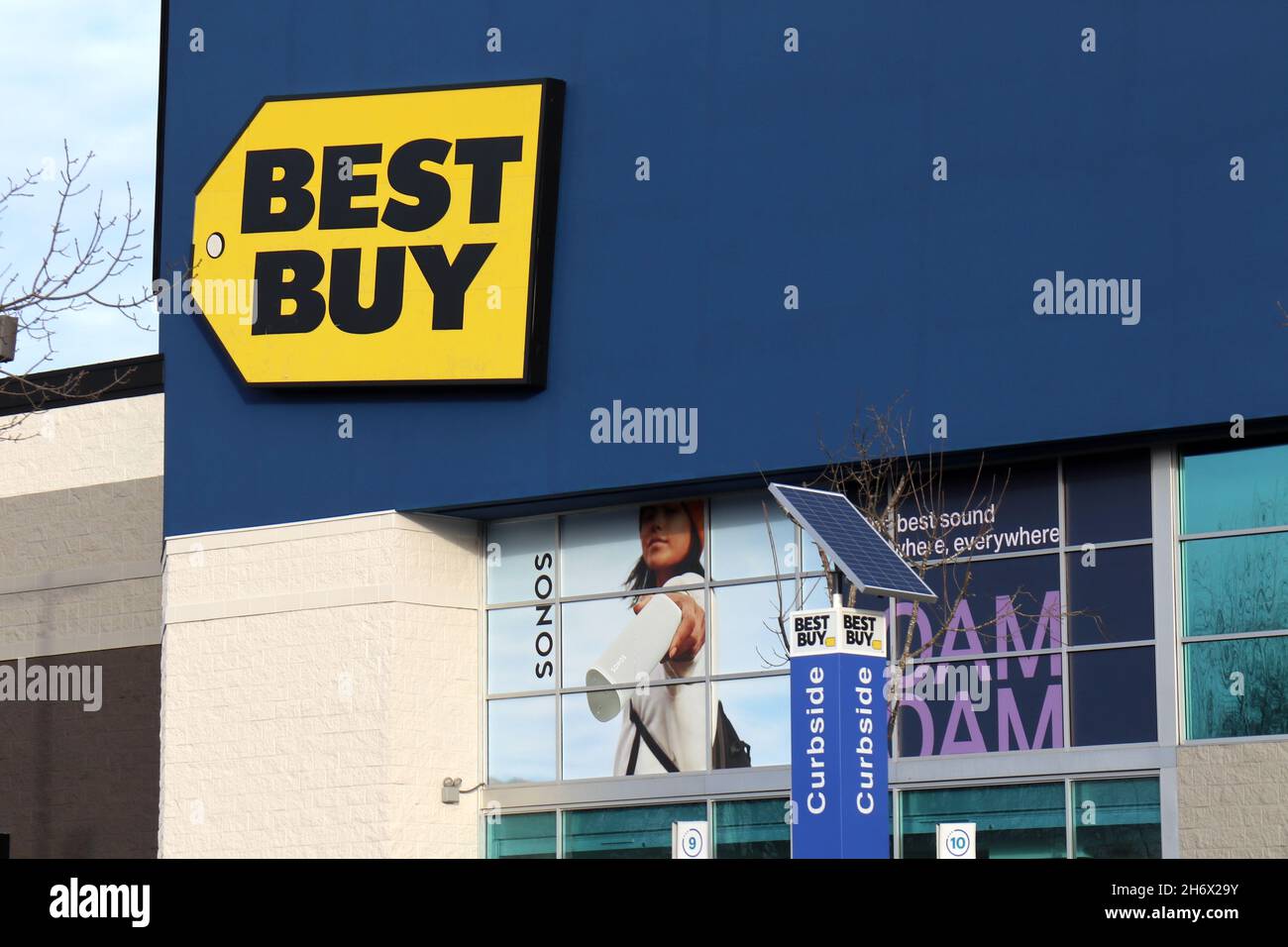 Un negozio Best Buy è raffigurato a Lynnwood, Washington, Stati Uniti nel novembre 2021 Foto Stock