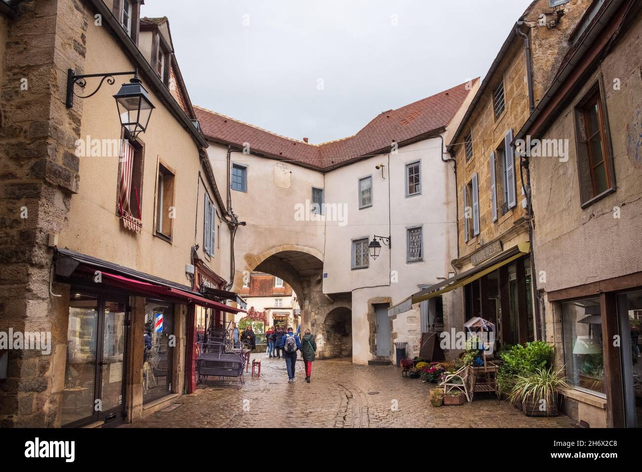 La porta est, guardando fuori dal cuore medievale di Semur en Auxois, Francia Foto Stock