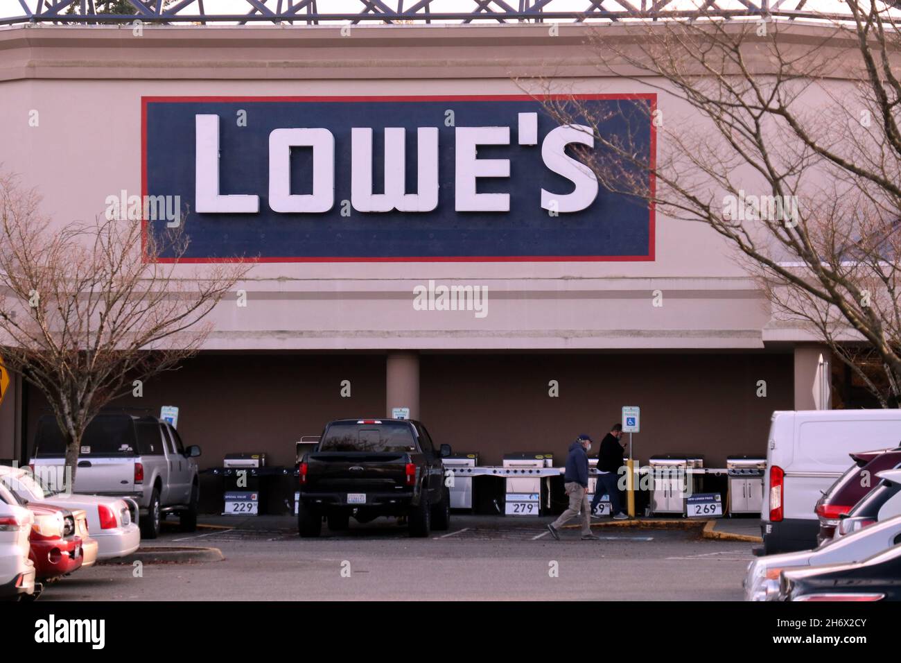 Un negozio di Lowe è raffigurato nello stato di Washington negli Stati Uniti nel novembre 2021 Foto Stock