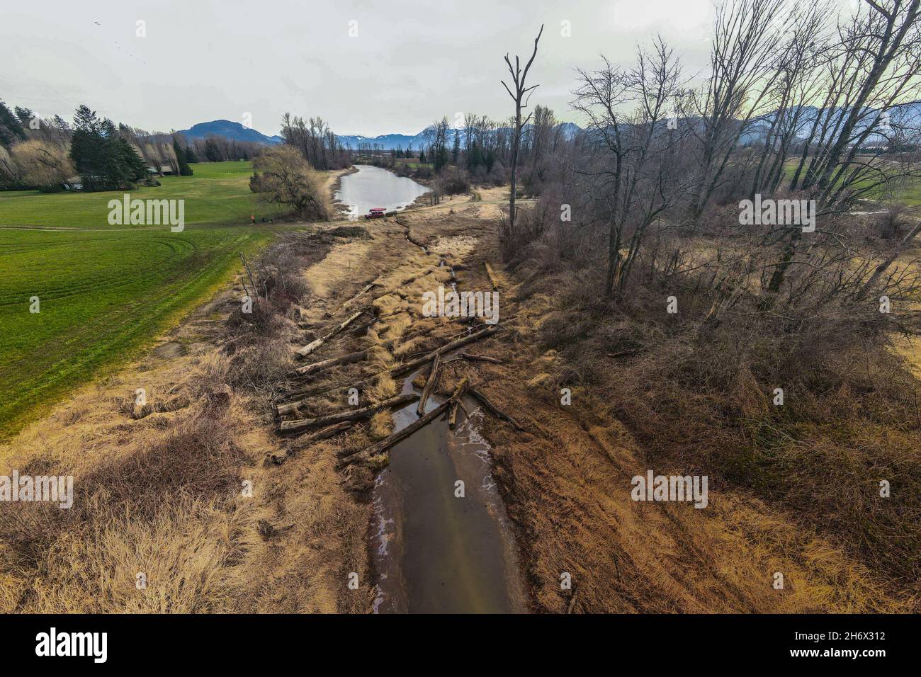 Vecchia struttura di diga in un campo di fattoria nella Sumas Prairie sulla Lower Fraser Valley, nella Columbia Britannica, Canada. Foto Stock