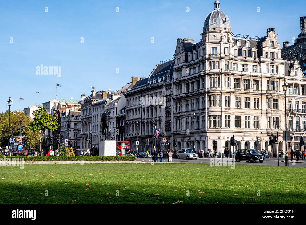 Victoria Westminster Londra Inghilterra UK, 7 novembre 2021, 1 Parliament Square un edificio tradizionale francese di architettura in stile rinascimentale con la gente Foto Stock