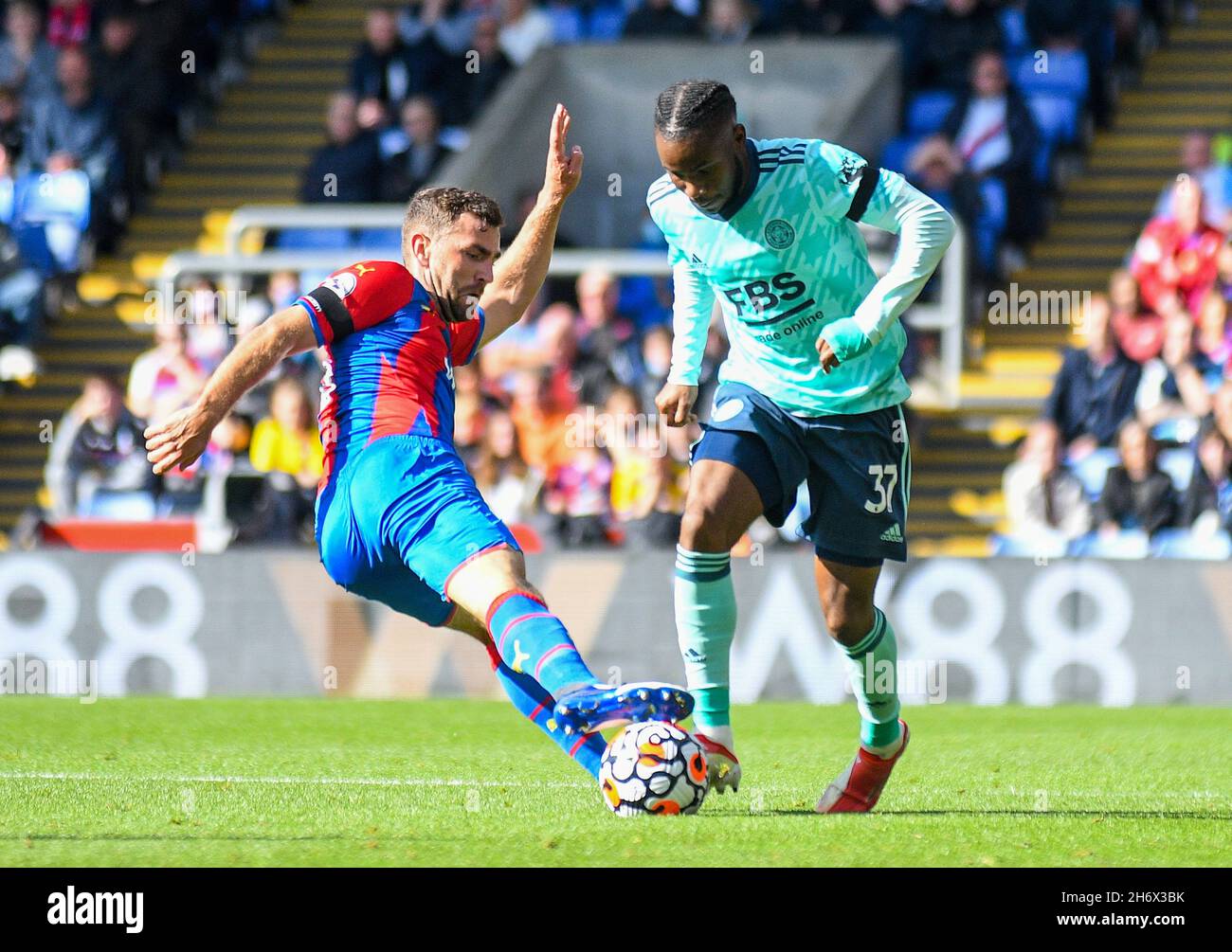 LONDRA, INGHILTERRA - 3 OTTOBRE 2021: James McFarlane McArthur of Palace e Ademola Lookman of Leicester sono raffigurati durante la partita del 7° giorno della Premier League del 2021-22 tra il Crystal Palace FC e il Leicester City FC a Selhurst Park. Copyright: Cosmin Iftode/Picstaff Foto Stock