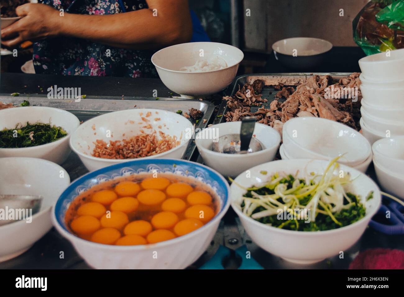 La zuppa vietnamita si trova lungo le strade di Hanoi City che mette in mostra la cultura alimentare del Vietnam Foto Stock