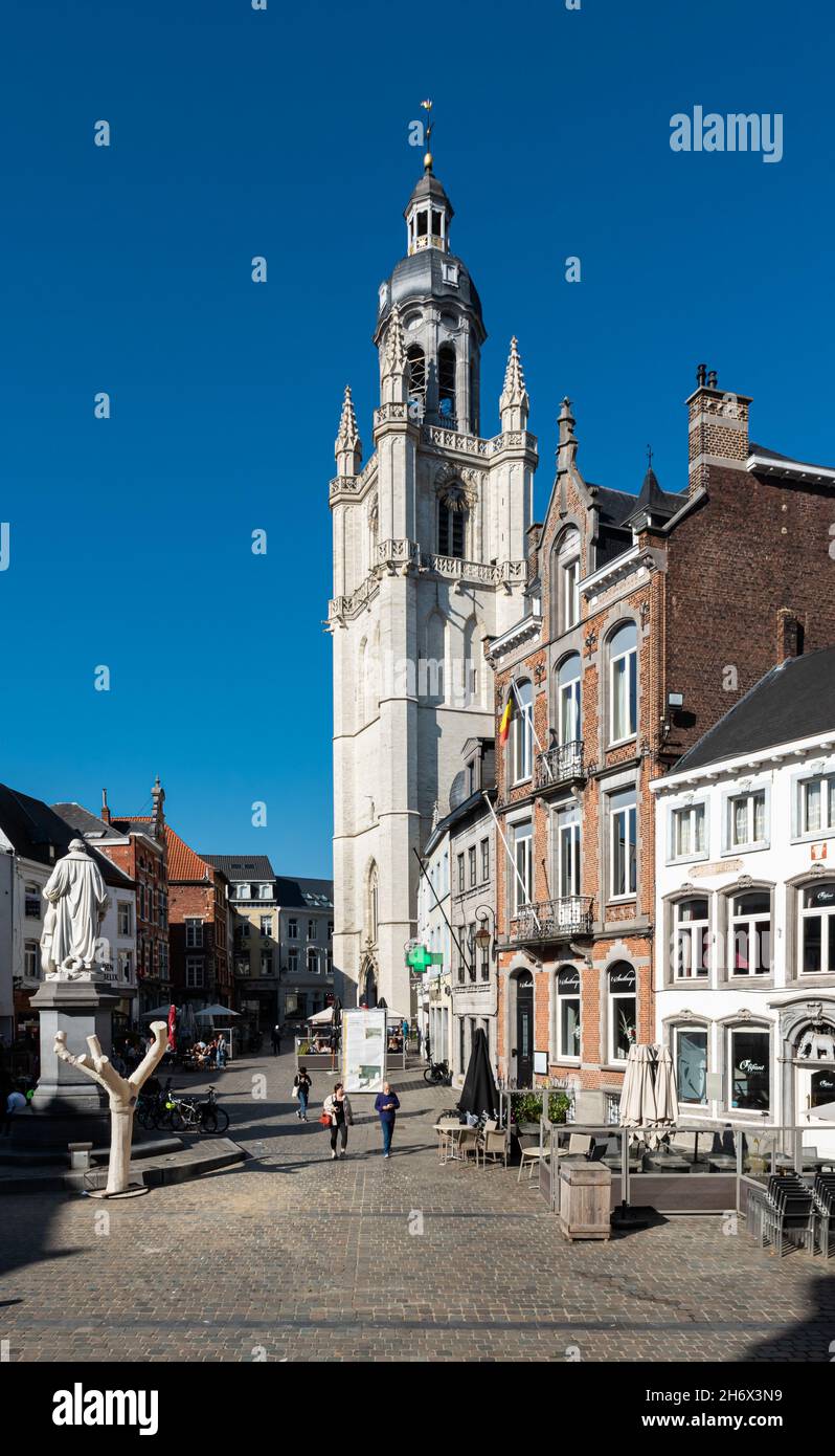 Halle, Regione Fiamminga, Belgio - 17 10 2021: Vista panoramica extra large sulla storica piazza del mercato durante una giornata di sole Foto Stock