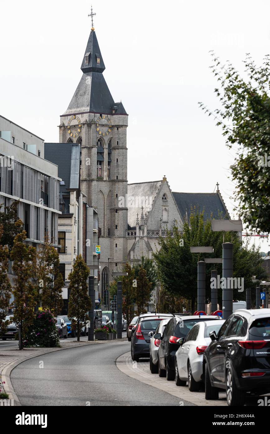 Vilvoorde, Regione fiamminga - Belgio - 10 17 2021: Paesaggio urbano sulla strada e la torre del curhc Foto Stock
