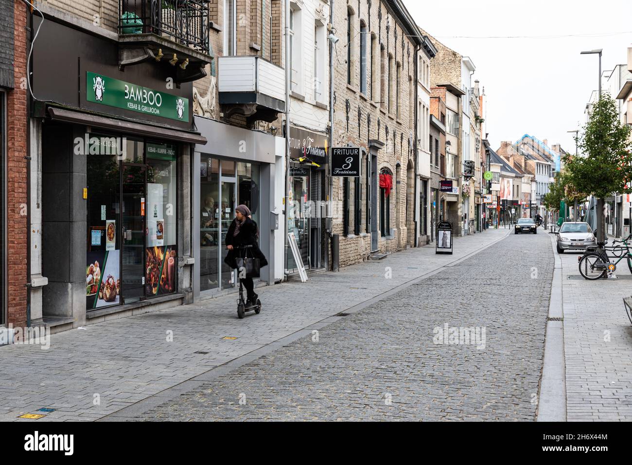 Vilvoorde, Regione fiamminga - Belgio - 10 17 2021: Giovane donna che guida un passo nella strada dello shopping Foto Stock