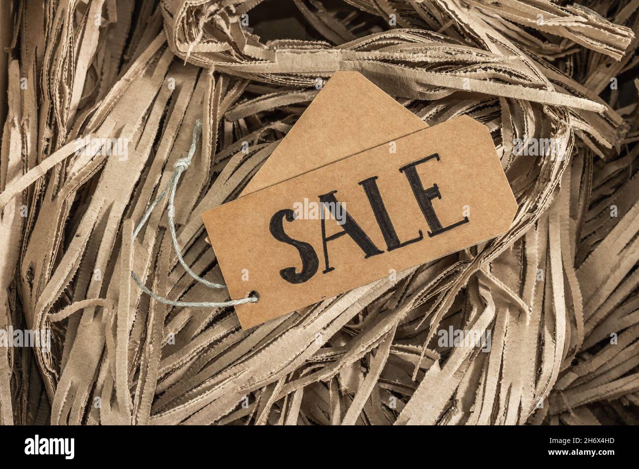 Black Friday. Etichetta di vendita sul riempitivo in carta. Concetto di shopping senza rifiuti, piatto, vista dall'alto Foto Stock