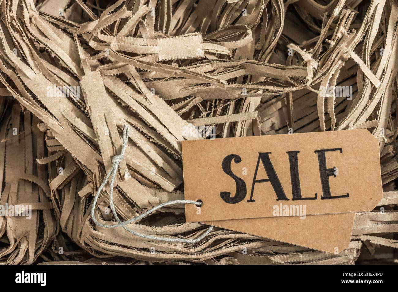 Black Friday. Etichetta di vendita sul riempitivo in carta. Concetto di shopping senza rifiuti, piatto, vista dall'alto Foto Stock