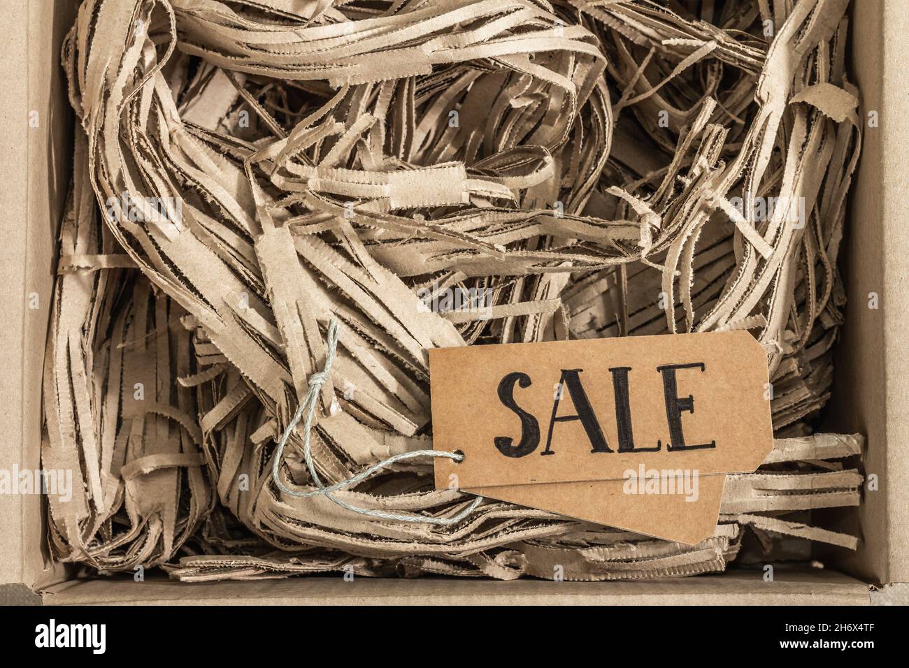 Black Friday. Etichetta di vendita sul riempitivo in carta. Concetto di shopping senza rifiuti, piatto, vista dall'alto Foto Stock