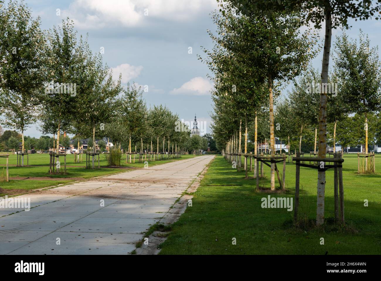 Werchter, Regione Brabante Fiamminga, Belgio - 09 23 2021: Sentiero e prati verdi dei campi di festival e concerti Foto Stock