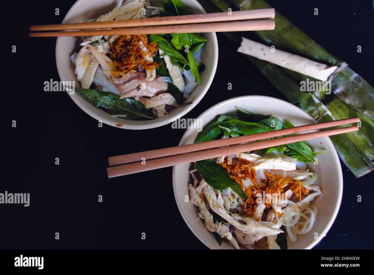 Banh Uot Long GA, unico vietnamita spaghetti di riso secco (piatto e largo come spaghetti di torta di riso bagnato) piatto mescolato con erbe e carne, una specialità locale di da Foto Stock