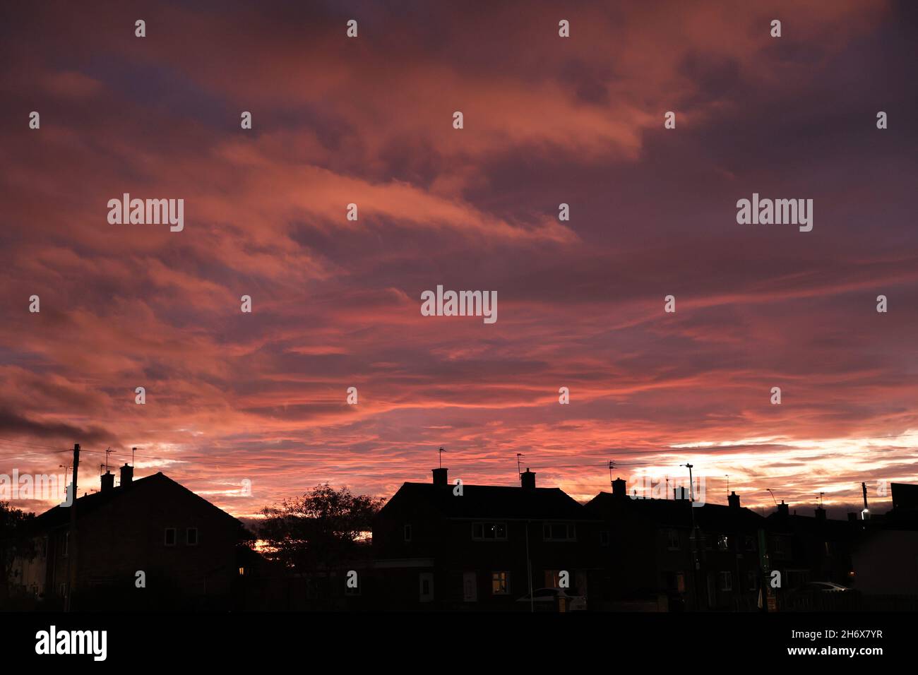 LEICESTER, REGNO UNITO. 18 NOVEMBRE 2021. Un cielo rosso si vede a Leicester sopra le case a Glen Parva, Leicester. REGNO UNITO. 18 novembre 2021. (Credit: James Holyoak/Alamy Live News) Foto Stock