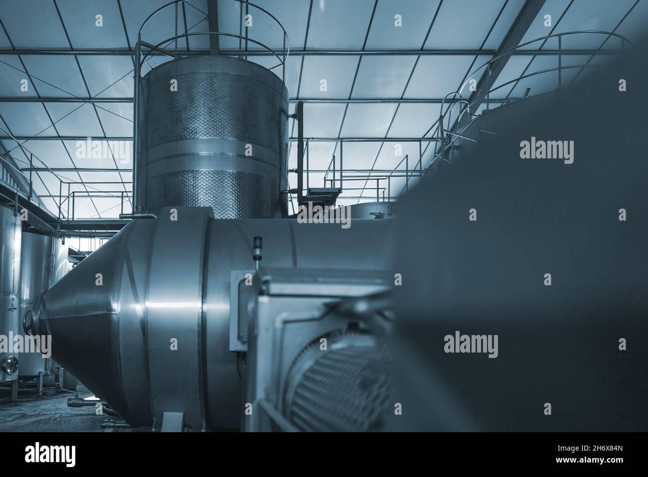 Interni moderni di una fabbrica di vino con serbatoi. Foto Stock