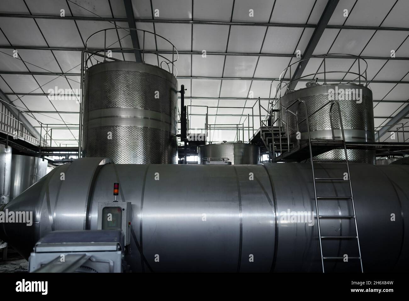 Interni moderni di una fabbrica di vino con serbatoi. Foto Stock