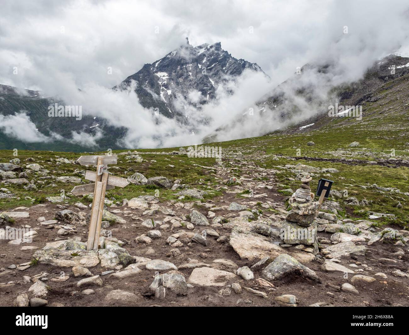 Durante l'escursione fino al crinale di montagna Romsdalseggen, famosa escursione nei pressi di Andalsnes, Norvegia Foto Stock