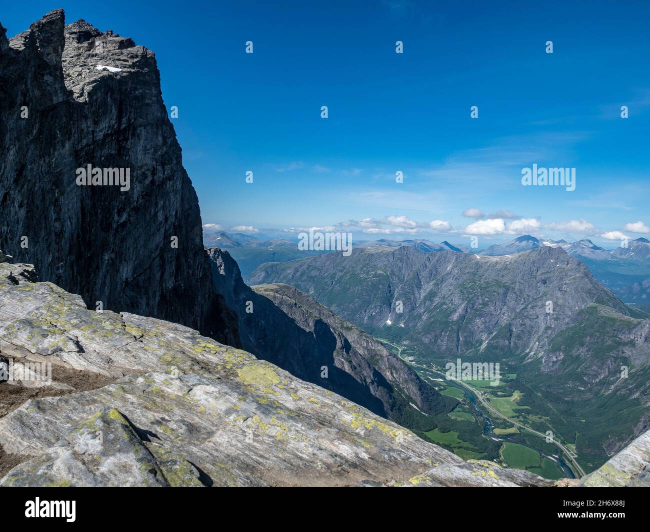 Vista sul crinale di montagna Trollveggen fino alla valle Romsdalen, fiume Rauma nella valle, Norvegia Foto Stock