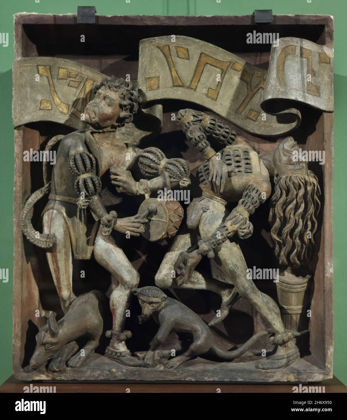 Rilievo in pietra tardo gotica dei ballerini Moresca dello scultore austriaco Jörg Kölderer (1496-1500) del Goldenes Dachl (Innsbruck) in mostra presso la mostra speciale del Museo Belvedere di Vienna, Austria. La mostra intitolata 'l'età di Dürer' e dedicata all'Austria alla porta del Rinascimento si svolge fino al 22 gennaio 2022. Foto Stock