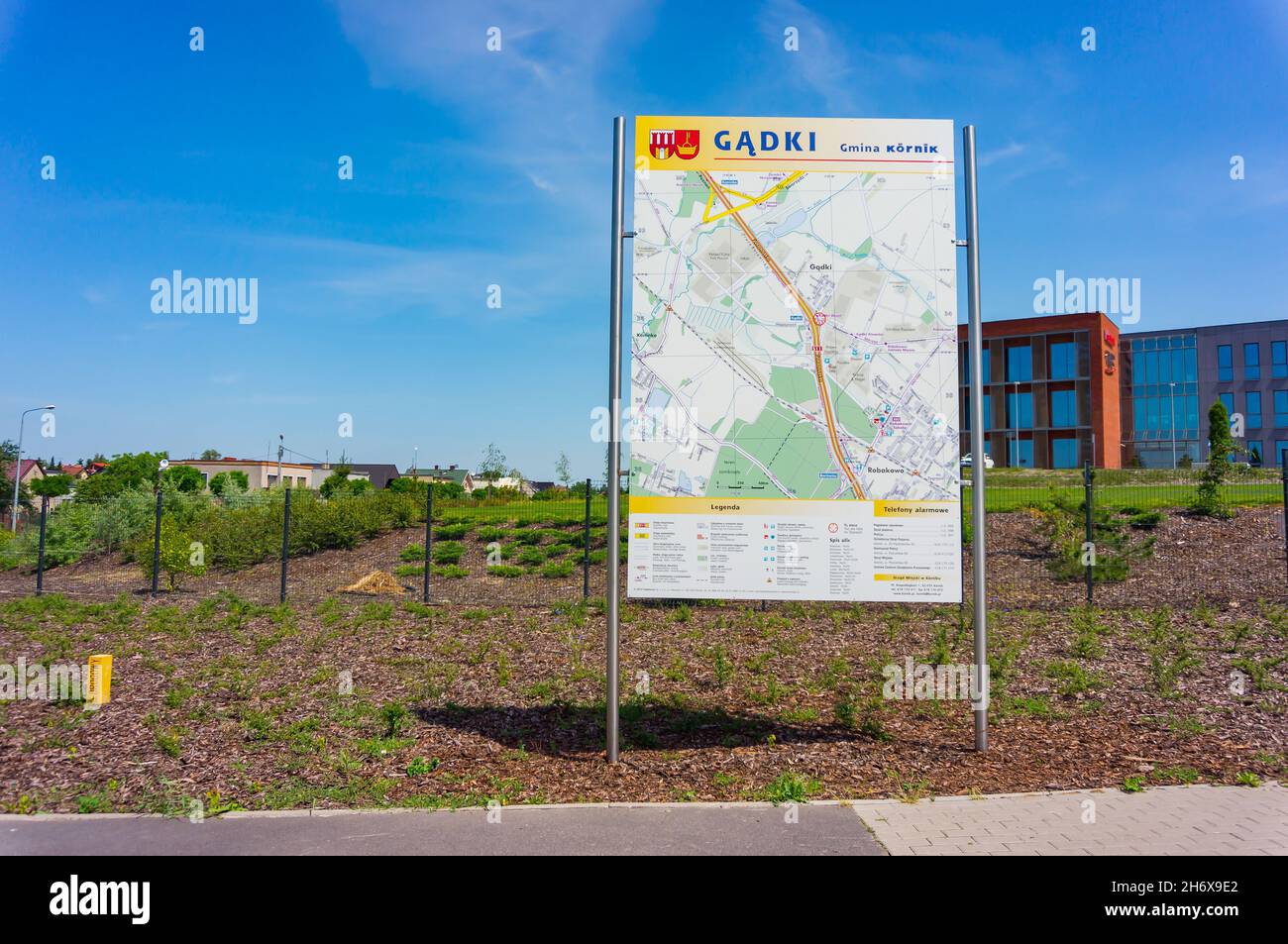 GADKI, POLONIA - Ott 22, 2013: Una grande bacheca informativa che mostra una mappa del piccolo villaggio di Gadki, Polonia Foto Stock