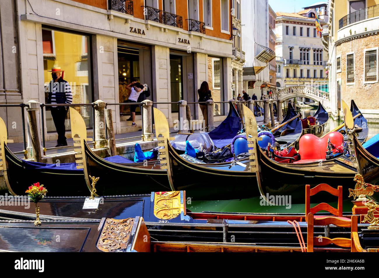 Gondole in attesa di turisti, Venezia Foto Stock