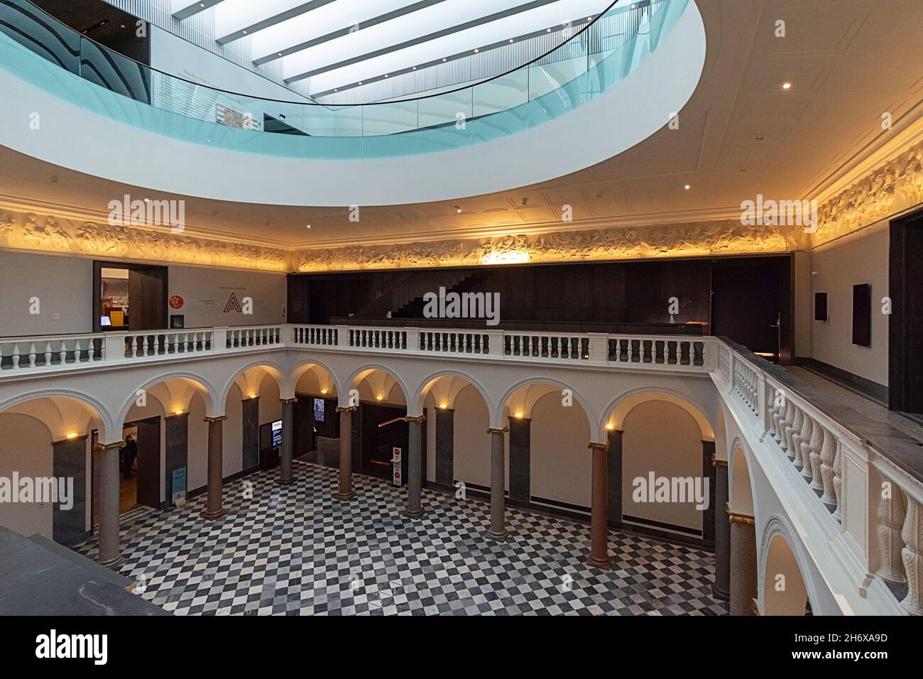 ABERDEEN CITY SCOTLAND ART GALLERY INTERNO PAVIMENTO PIASTRELLATO IN BIANCO E NERO E BALCONI Foto Stock