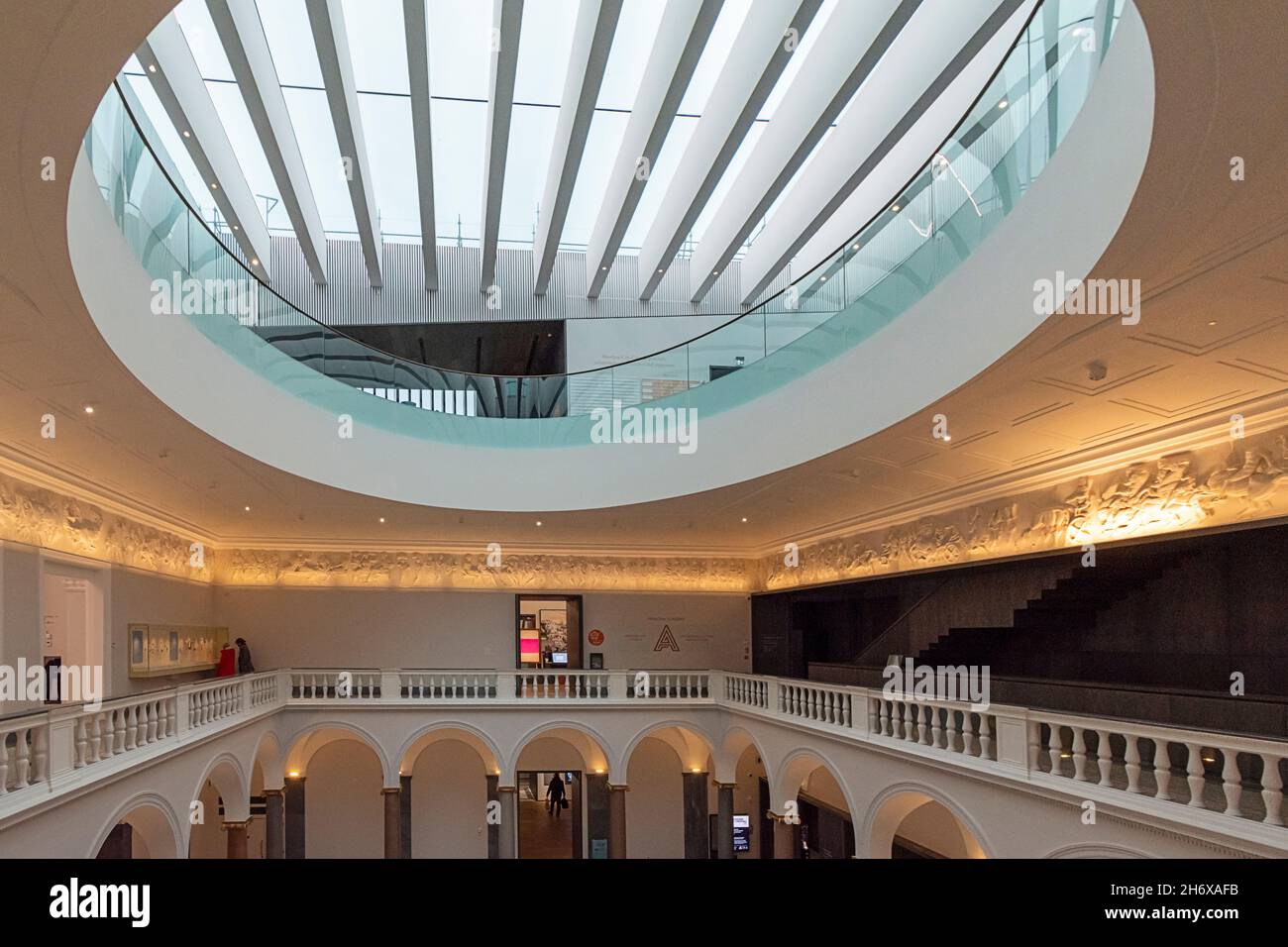 ABERDEEN CITY SCOTLAND ART GALLERY INTERNO GRANDE LUCERNARIO E BALCONI Foto Stock