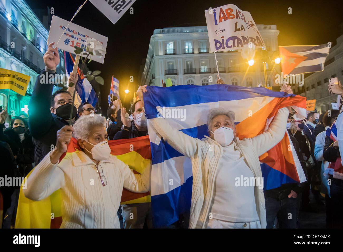 Madrid, Spagna. 15 Nov 2021. Centinaia di persone si sono riunite questo lunedì nella centrale e nota Puerta del Sol di Madrid contro la 'libertà? A Cuba, a favore della 'libertà? E a sostegno delle marce del novembre 15 hanno chiesto nel paese caraibico di chiedere un cambiamento politico. (Foto di Alberto Sibaja/Pacific Press/Sipa USA) Credit: Sipa USA/Alamy Live News Foto Stock