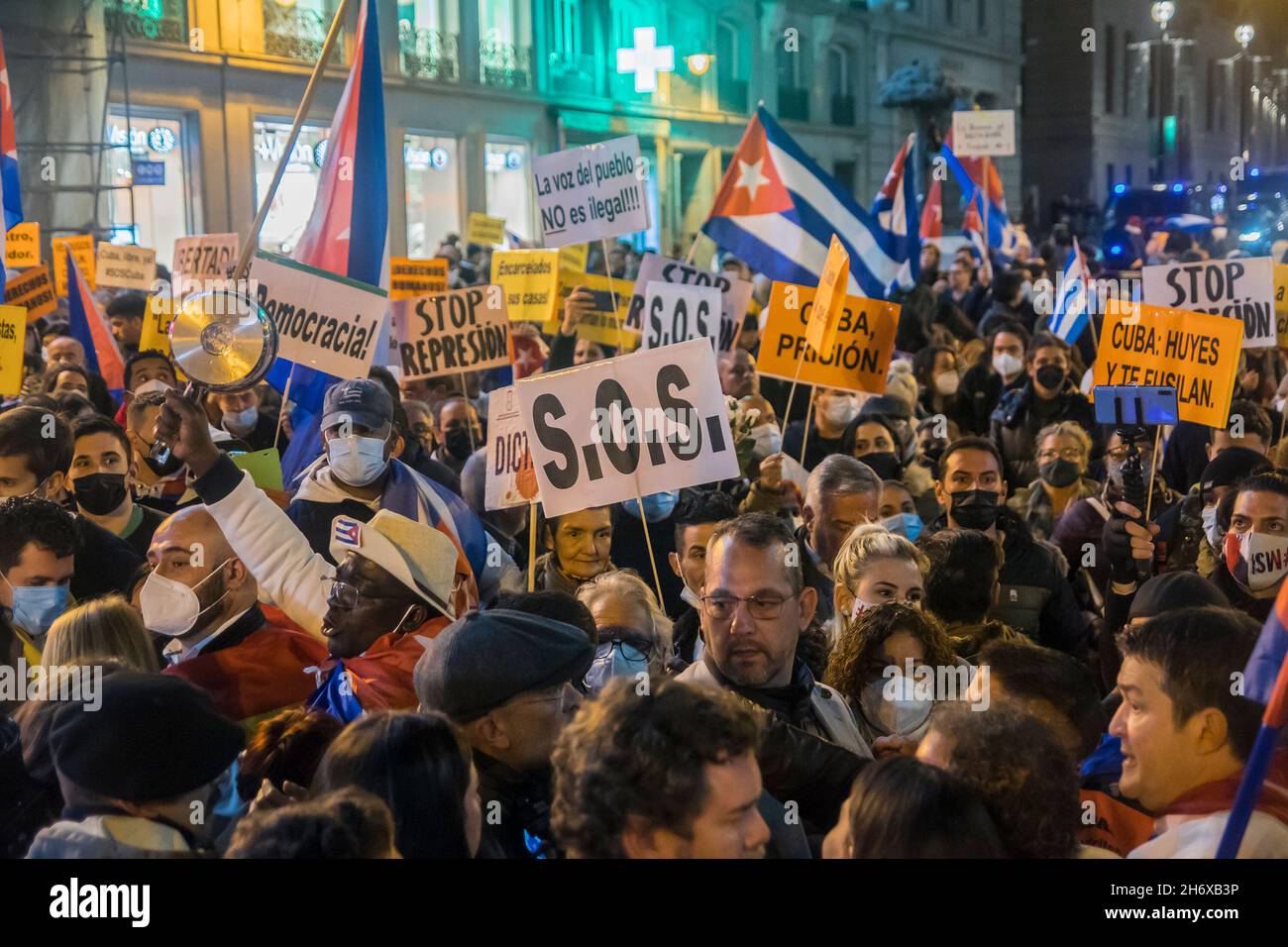 Madrid, Spagna. 15 Nov 2021. Centinaia di persone si sono riunite questo lunedì nella centrale e nota Puerta del Sol di Madrid contro la 'libertà? A Cuba, a favore della 'libertà? E a sostegno delle marce del novembre 15 hanno chiesto nel paese caraibico di chiedere un cambiamento politico. (Foto di Alberto Sibaja/Pacific Press/Sipa USA) Credit: Sipa USA/Alamy Live News Foto Stock