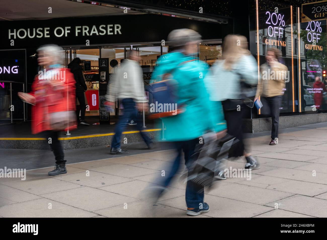 Oxford Street, Londra, Regno Unito. 18 Nov 2021. È stato annunciato oggi che la catena di grandi magazzini House of Fraser chiuderà il suo negozio di punta su Oxford Street nel West End di Londra nel gennaio 2022. Il proprietario Mike Ashley di Frasers Group ha annunciato che il negozio doveva essere sfrattato dalla sua sede dal proprietario dopo oltre 140 anni. Credit: Imagplotter/Alamy Live News Foto Stock