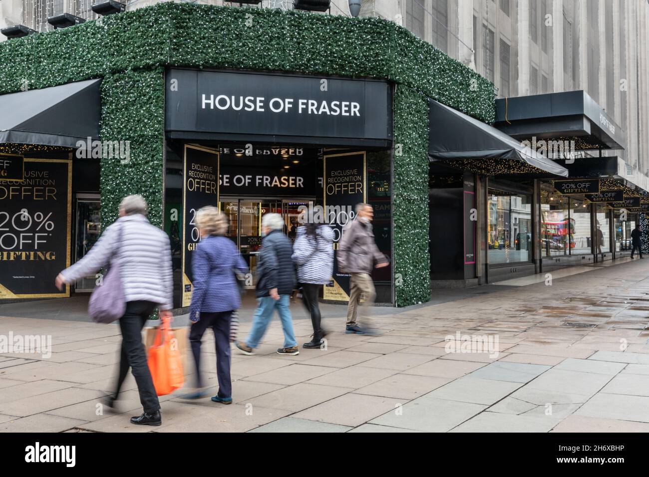 Oxford Street, Londra, Regno Unito. 18 Nov 2021. È stato annunciato oggi che la catena di grandi magazzini House of Fraser chiuderà il suo negozio di punta su Oxford Street nel West End di Londra nel gennaio 2022. Il proprietario Mike Ashley di Frasers Group ha annunciato che il negozio doveva essere sfrattato dalla sua sede dal proprietario dopo oltre 140 anni. Credit: Imagplotter/Alamy Live News Foto Stock
