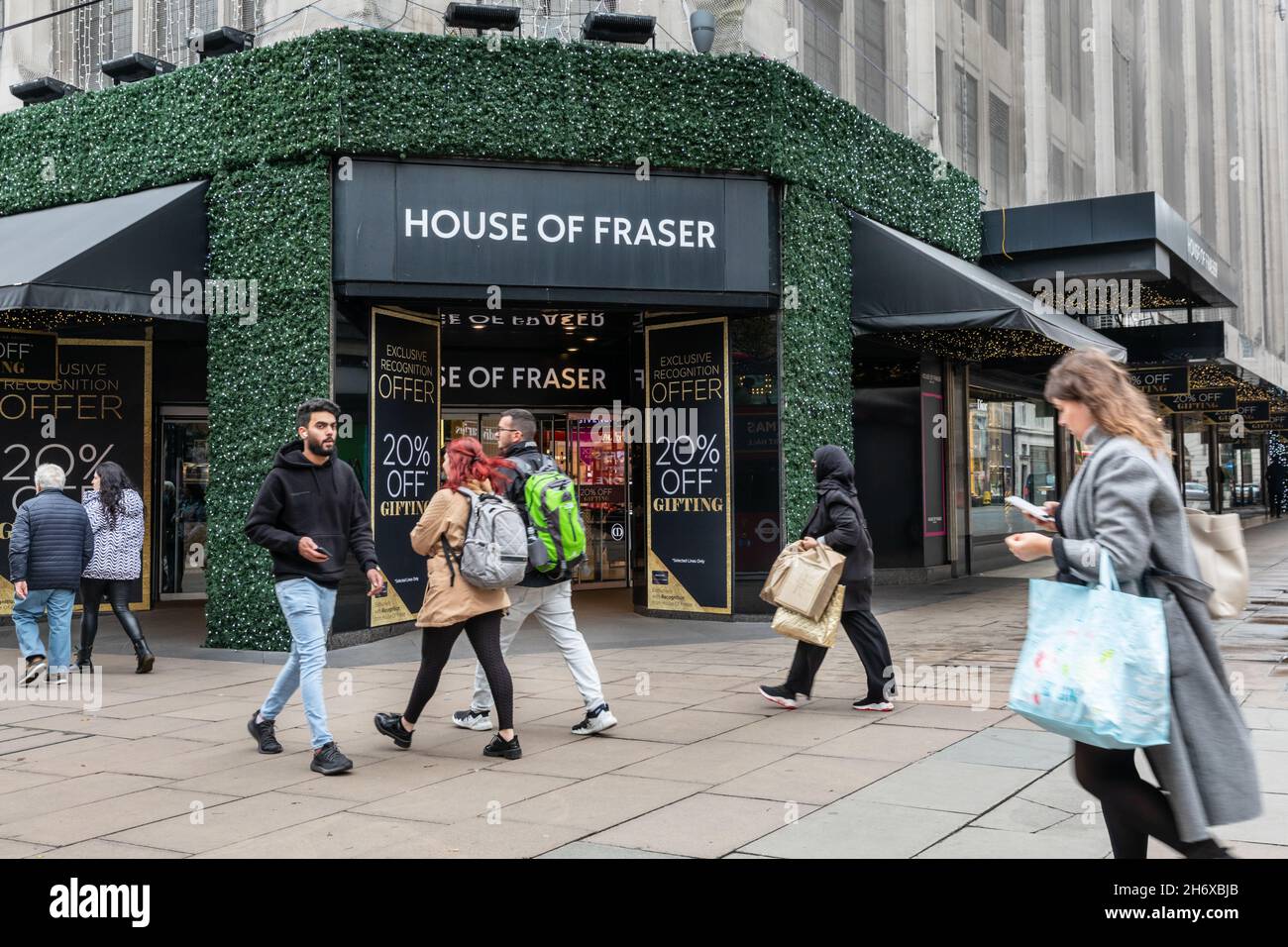 Oxford Street, Londra, Regno Unito. 18 Nov 2021. È stato annunciato oggi che la catena di grandi magazzini House of Fraser chiuderà il suo negozio di punta su Oxford Street nel West End di Londra nel gennaio 2022. Il proprietario Mike Ashley di Frasers Group ha annunciato che il negozio doveva essere sfrattato dalla sua sede dal proprietario dopo oltre 140 anni. Credit: Imagplotter/Alamy Live News Foto Stock