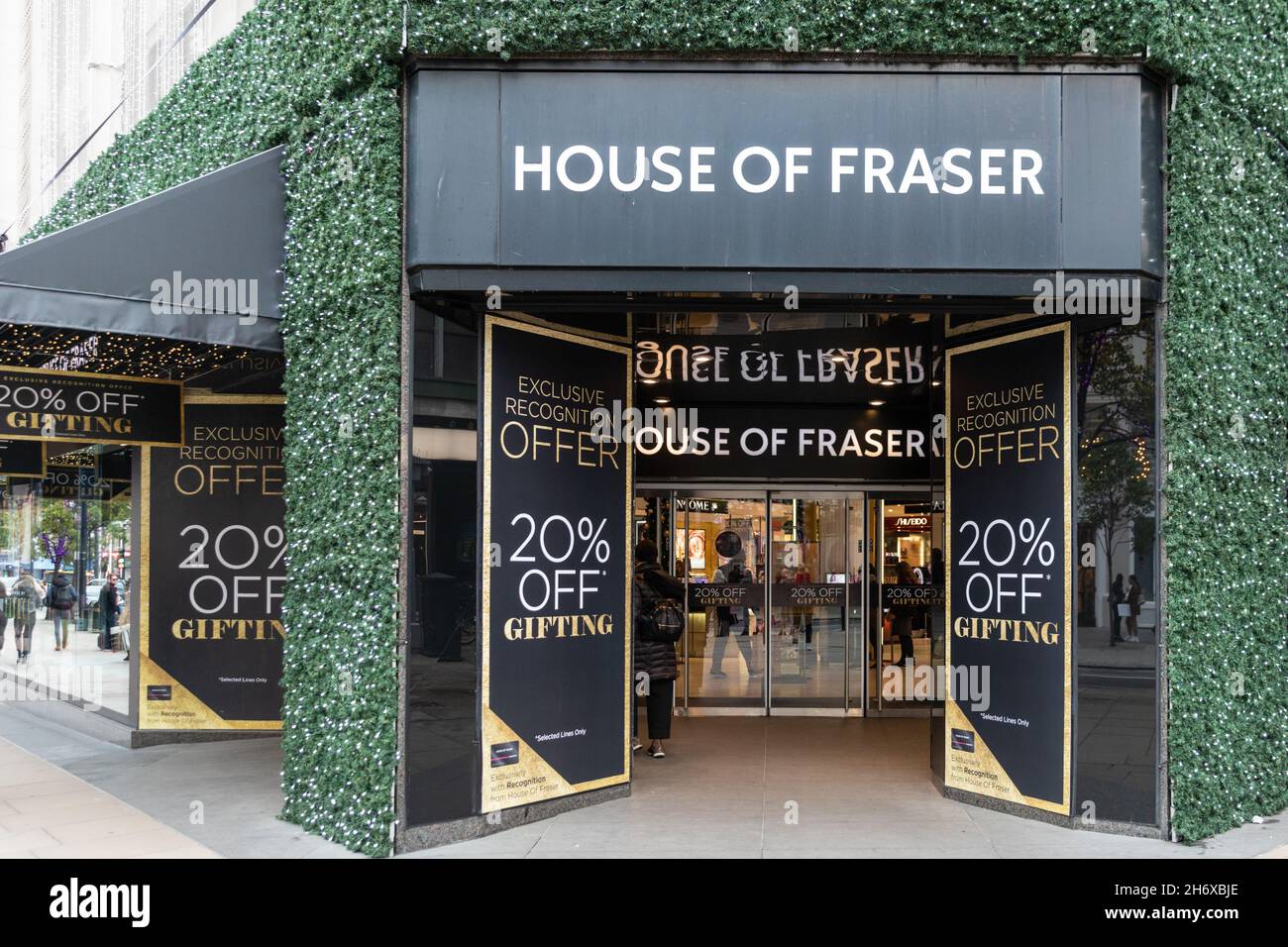 Oxford Street, Londra, Regno Unito. 18 Nov 2021. È stato annunciato oggi che la catena di grandi magazzini House of Fraser chiuderà il suo negozio di punta su Oxford Street nel West End di Londra nel gennaio 2022. Il proprietario Mike Ashley di Frasers Group ha annunciato che il negozio doveva essere sfrattato dalla sua sede dal proprietario dopo oltre 140 anni. Credit: Imagplotter/Alamy Live News Foto Stock