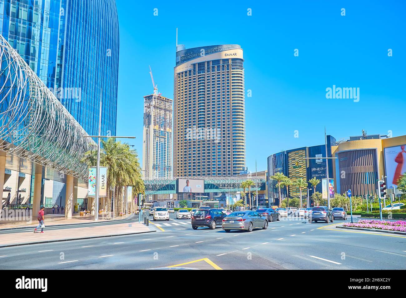 DUBAI, Emirati Arabi Uniti - 3 MARZO 2020: Scena urbana nel distretto del centro a grande incrocio e Dubai Mall sullo sfondo, il 3 marzo a Dubai Foto Stock