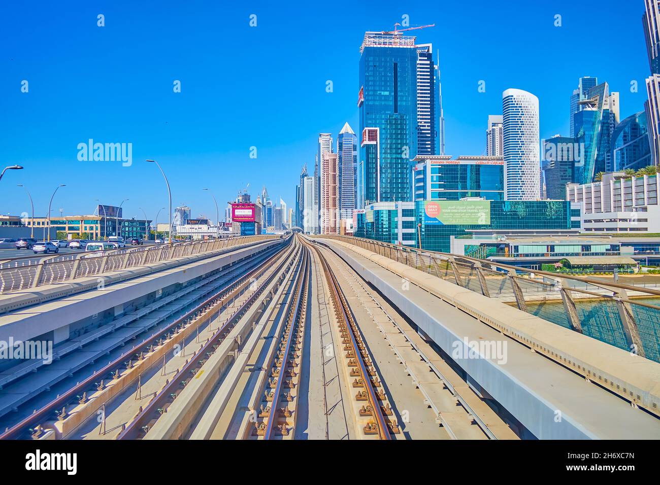 DUBAI, Emirati Arabi Uniti - 3 MARZO 2020: La linea rossa della metropolitana di Dubai vanta la vista perfetta della moderna architettura del quartiere di Business Bay, il 3 marzo a Dubai Foto Stock