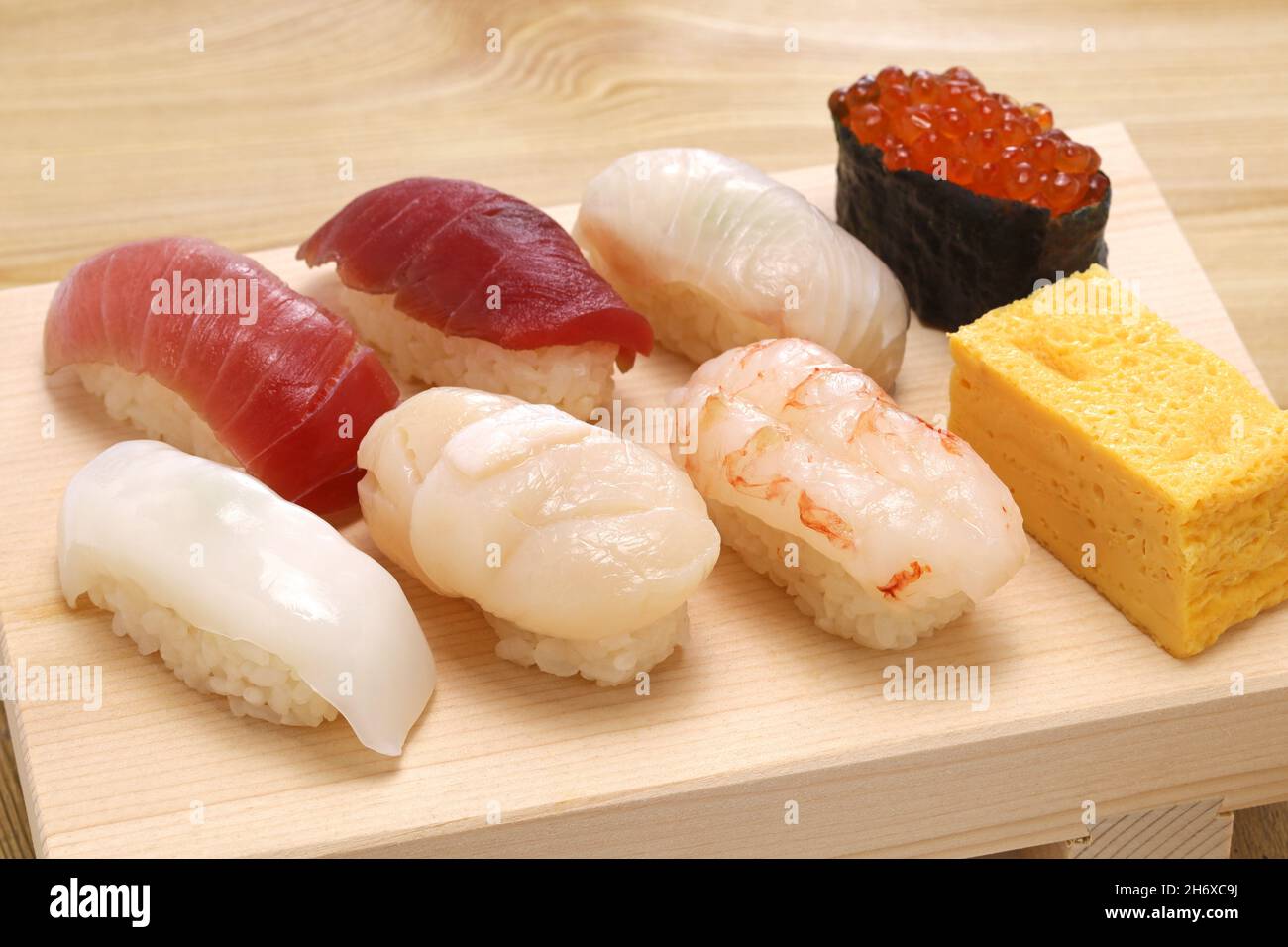Sushi giapponese su tavola di legno chiamata 'Geta'. Foto Stock