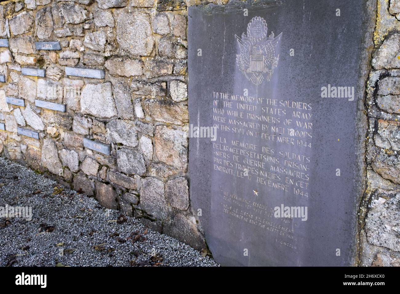 Malmedy, Belgio - 28 ottobre 2021: Prigionieri di guerra commemorativi a Baugnez dedicati al massacro di Malmedy. Provincia di Liegi. Messa a fuoco selettiva Foto Stock