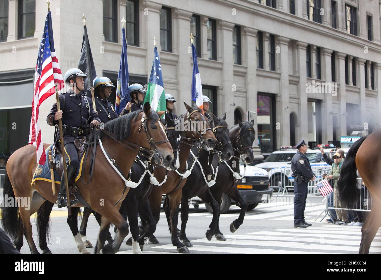2021 Veterans Day Parade lungo la 5th Avenue. New York City ospita la più grande Veterans Day Parade del paese. Gli ufficiali di NYPD a cavallo conducono il parde su l'Avenue. Foto Stock