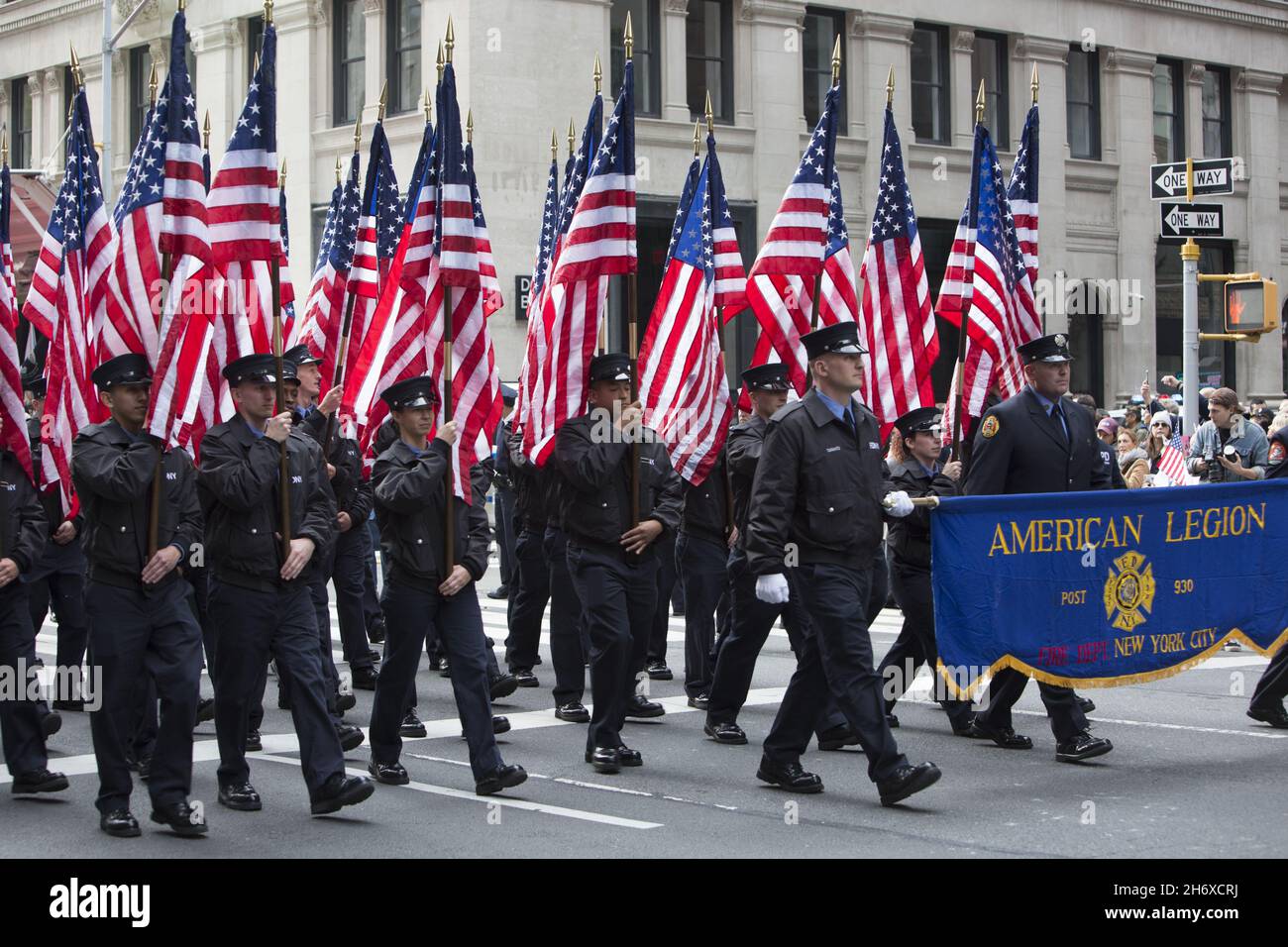 La legione americana è la più grande organizzazione di servizio di veterani di guerra della nazione, finalizzata a sostenere il patriottismo in tutti gli Stati Uniti attraverso diversi programmi ...2021 Veterans Day Parade lungo la 5th Avenue. New York City ospita la più grande Veterans Day Parade del paese. Foto Stock