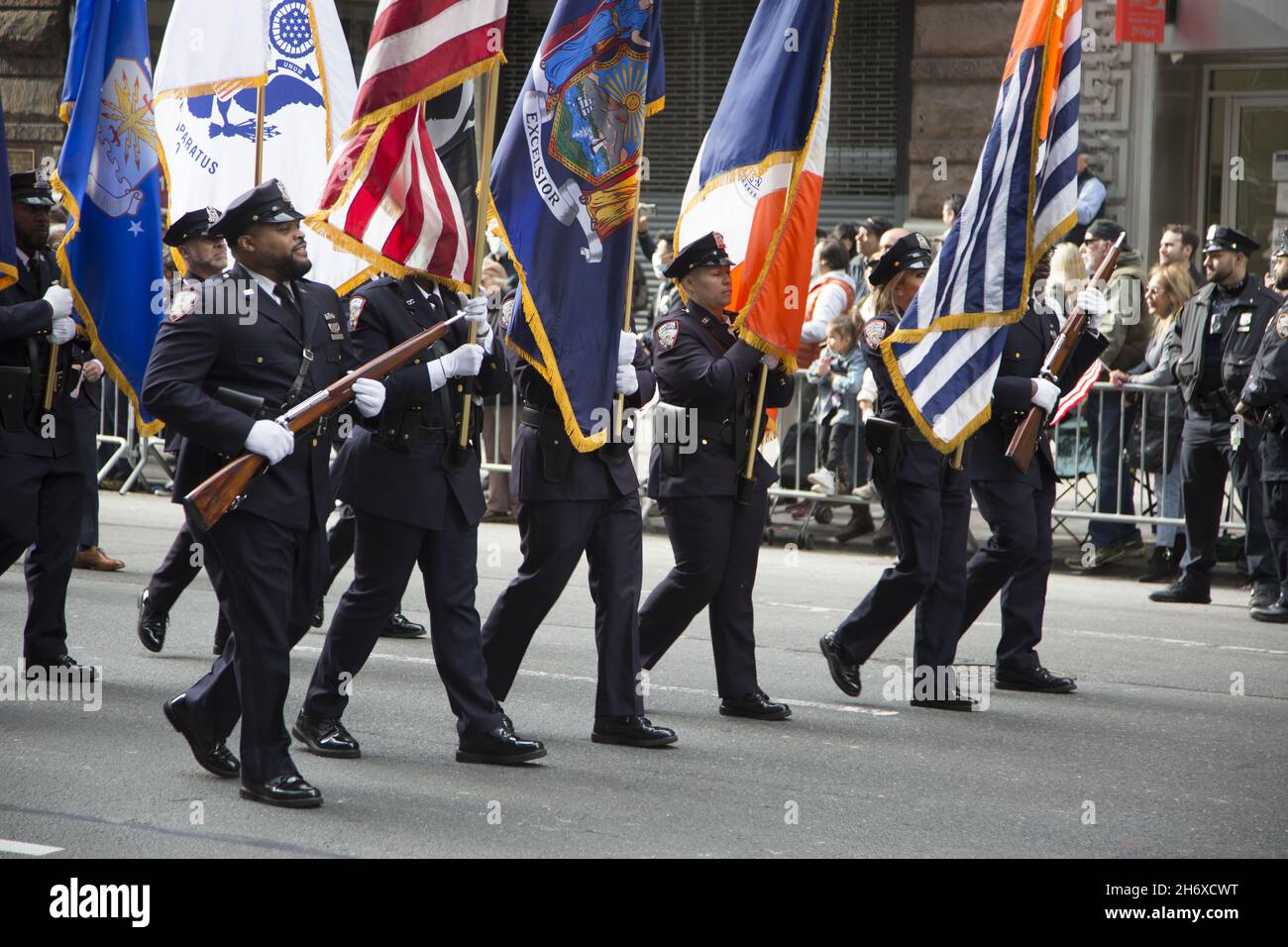 2021 Veterans Day Parade lungo la 5th Avenue. New York City ospita la più grande Veterans Day Parade del paese. I veterinari del reparto correzioni di NYC marciano nella sfilata. Foto Stock