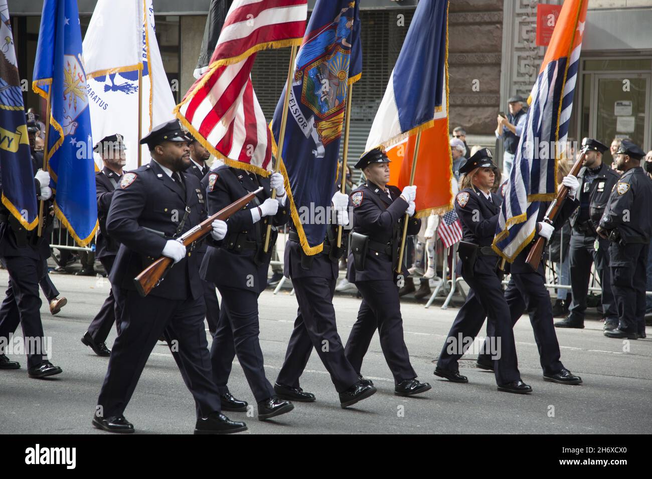 2021 Veterans Day Parade lungo la 5th Avenue. New York City ospita la più grande Veterans Day Parade del paese. I veterinari del reparto correzioni di NYC marciano nella sfilata. Foto Stock