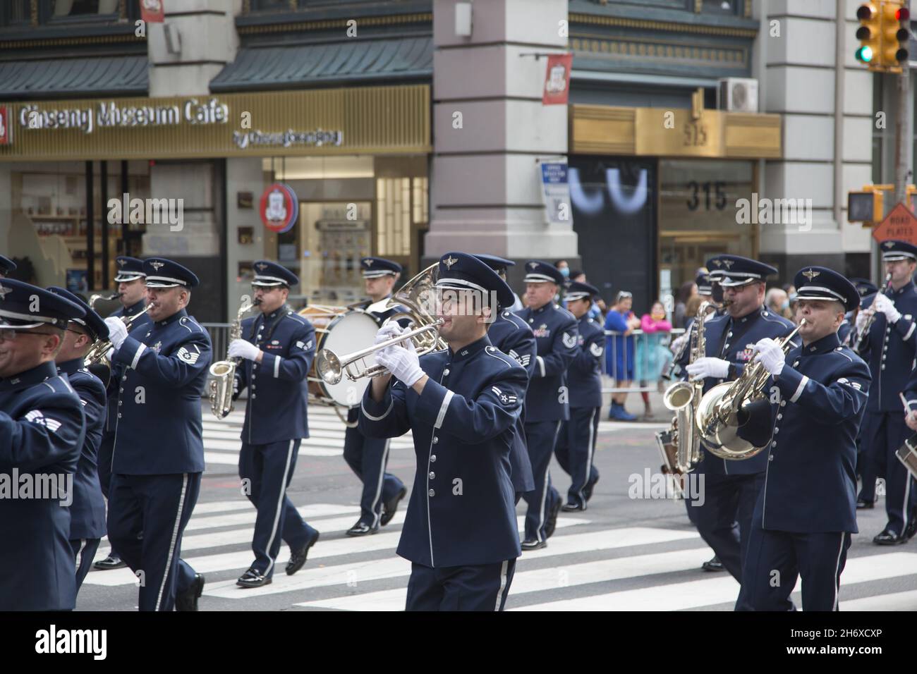 2021 Veterans Day Parade lungo la 5th Avenue. New York City ospita la più grande Veterans Day Parade del paese. Foto Stock