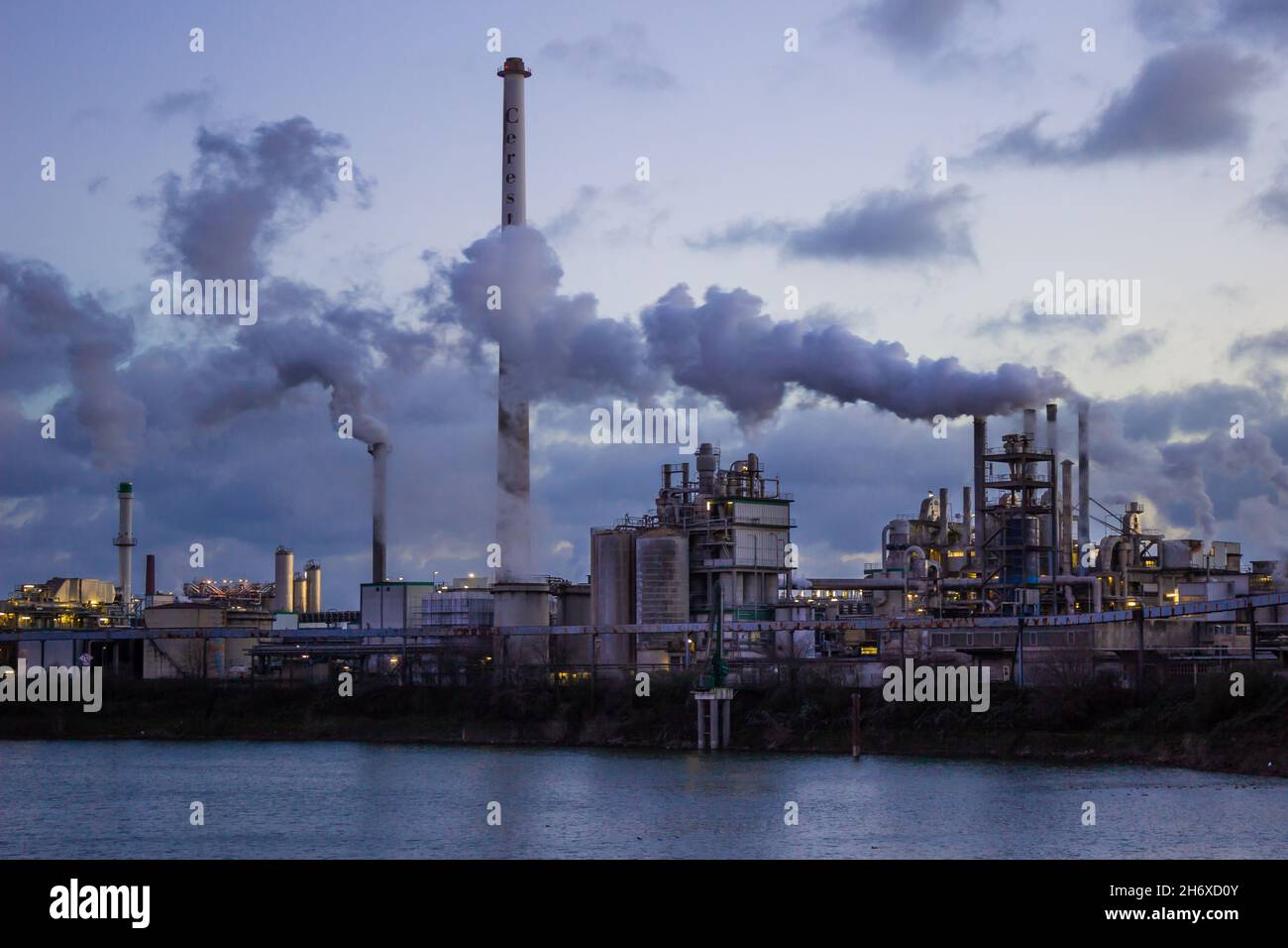 Industria chimica nel porto del reno a Krefeld Linn, Germania. Foto Stock
