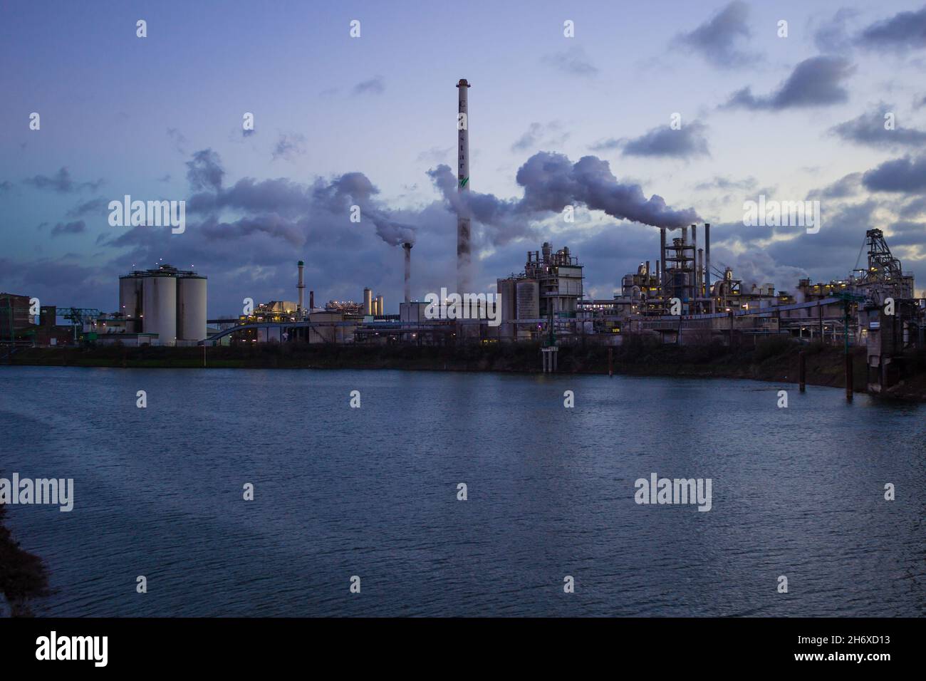 Industria chimica nel porto del reno a Krefeld Linn, Germania. Foto Stock