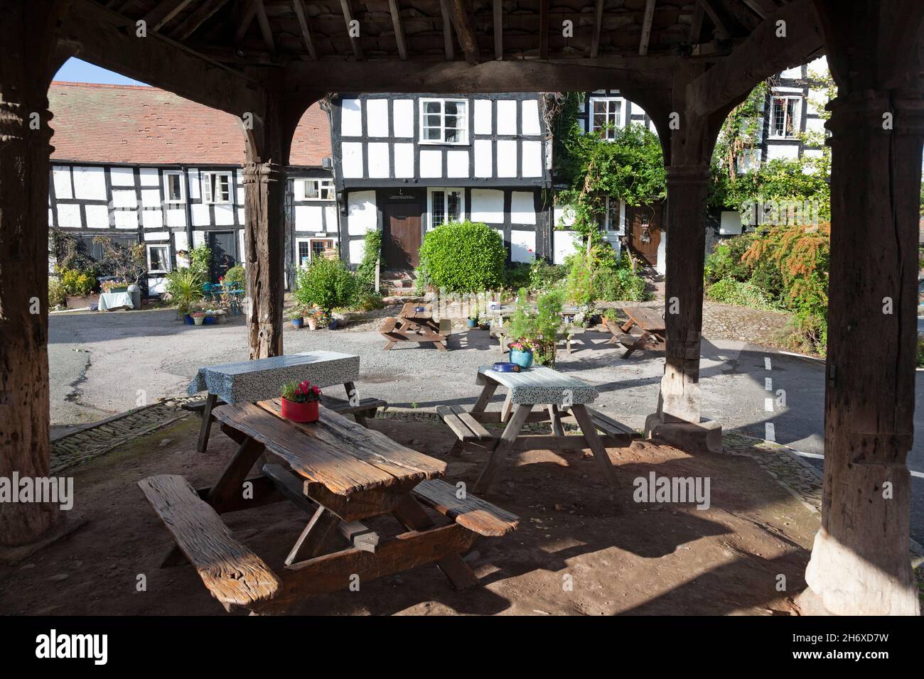 Il New Inn visto attraverso i pilastri del mercato Hall, Pembridge, Herefordshire Foto Stock