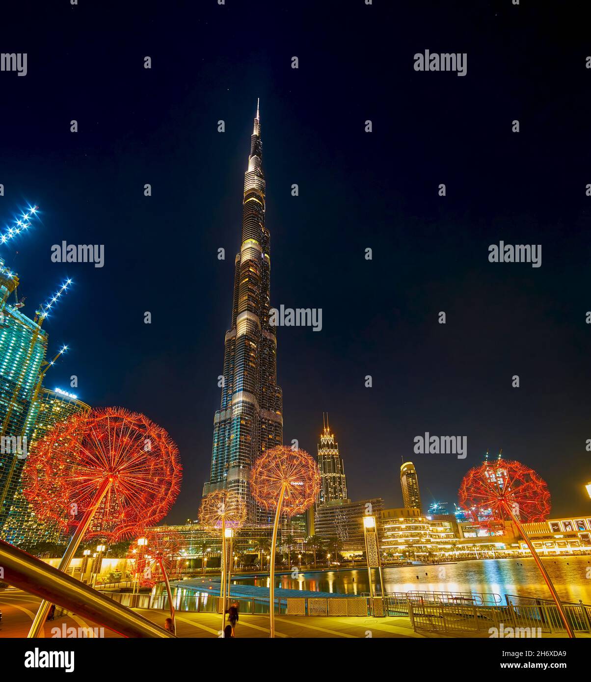 DUBAI, Emirati Arabi Uniti - 3 MARZO 2020: La grande vista sulla torre Burj Khalifa e le sculture di dandelioni colorate e brillanti sul Burj Park, il 3 marzo a Dubai Foto Stock