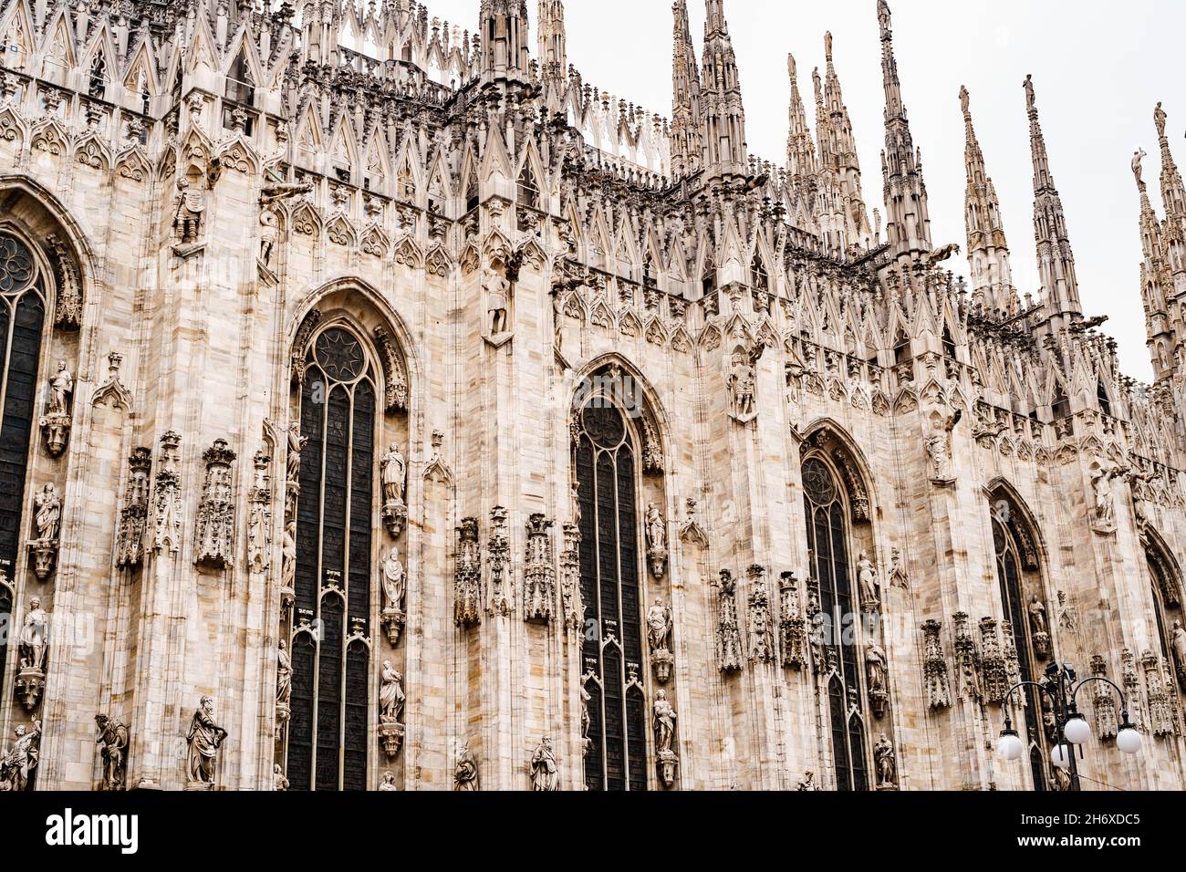 Alte finestre ad arco sulla facciata del Duomo. Milano, Italia Foto Stock