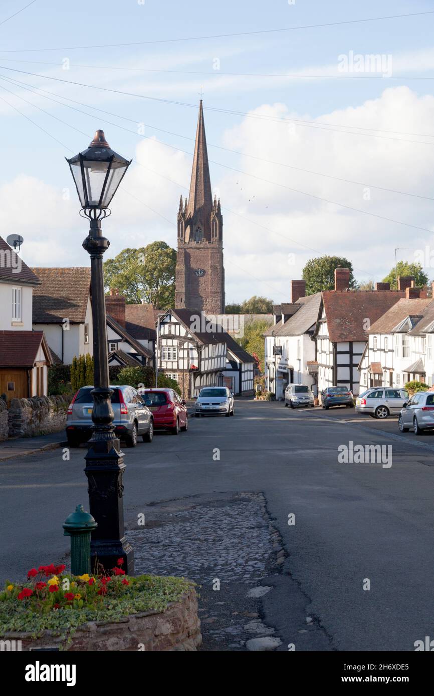 Vista lungo Broad Street verso Church of St Peter and St Paul, Weobley, Herefordshire Foto Stock
