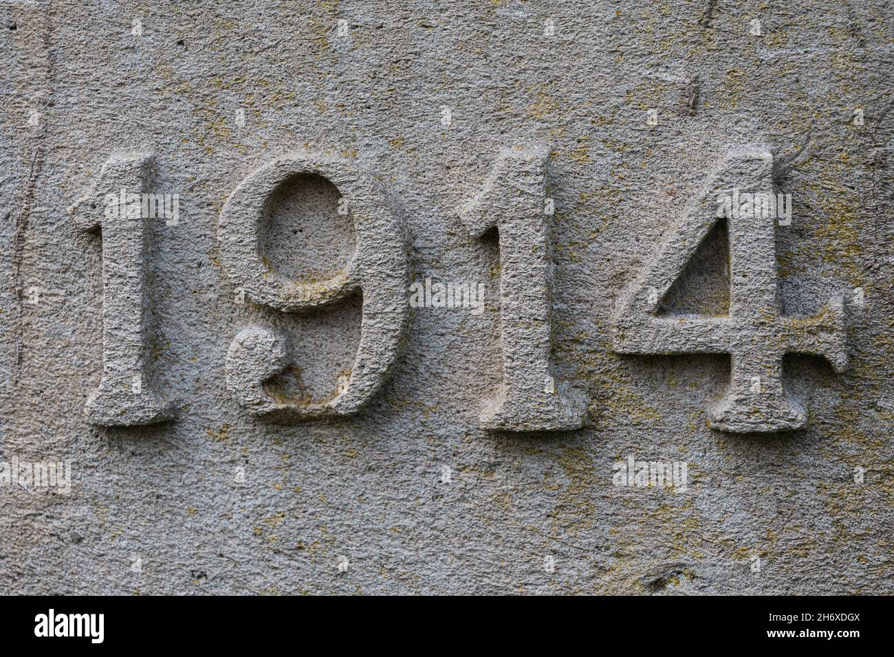 La data 1914 scolpito in pietra. Fu l'inizio della prima guerra mondiale. Foto Stock