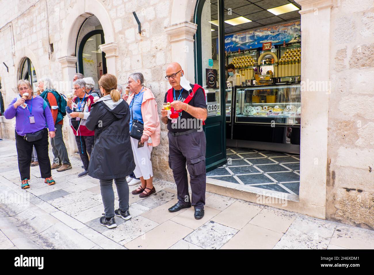 Persone che mangiano gelato, Stradun, Grad, città vecchia, Dubrovnik, Croazia Foto Stock